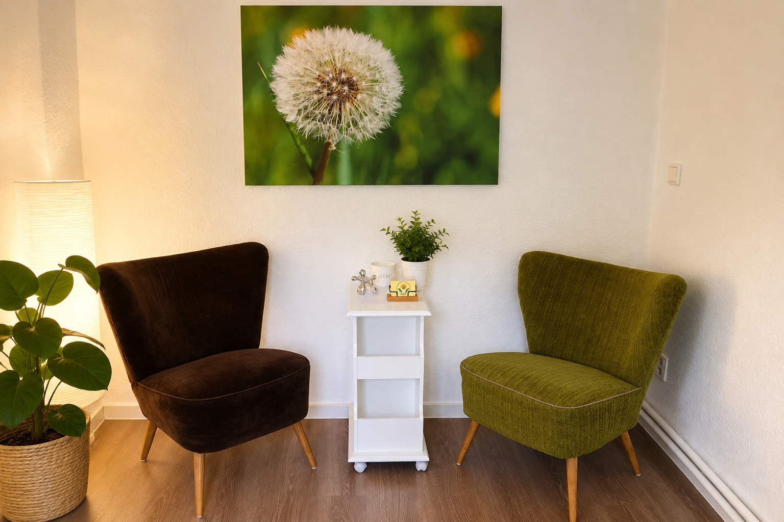 Behandlungsraum mit zwei Sesseln und Pusteblumen-Bild